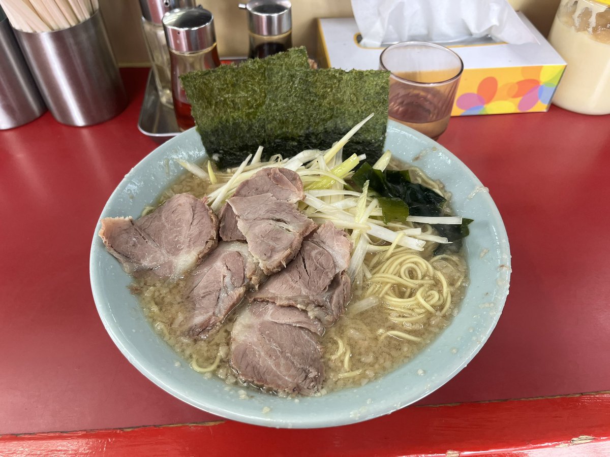 1689speak's tweet photo. ラーメンショップの牛久結束店に
行ってみたいと
会社の人と行きました。
１時間待ちましたが、感動するぐらいおいしかったです。
自分でも感動するのに安上がりだなぁと思いました。
禁断症状が出たらまた行くと思います。
都心から1時間だし、意外と早く着いたから
びっくりでした https://t.co/MiU68aneT8