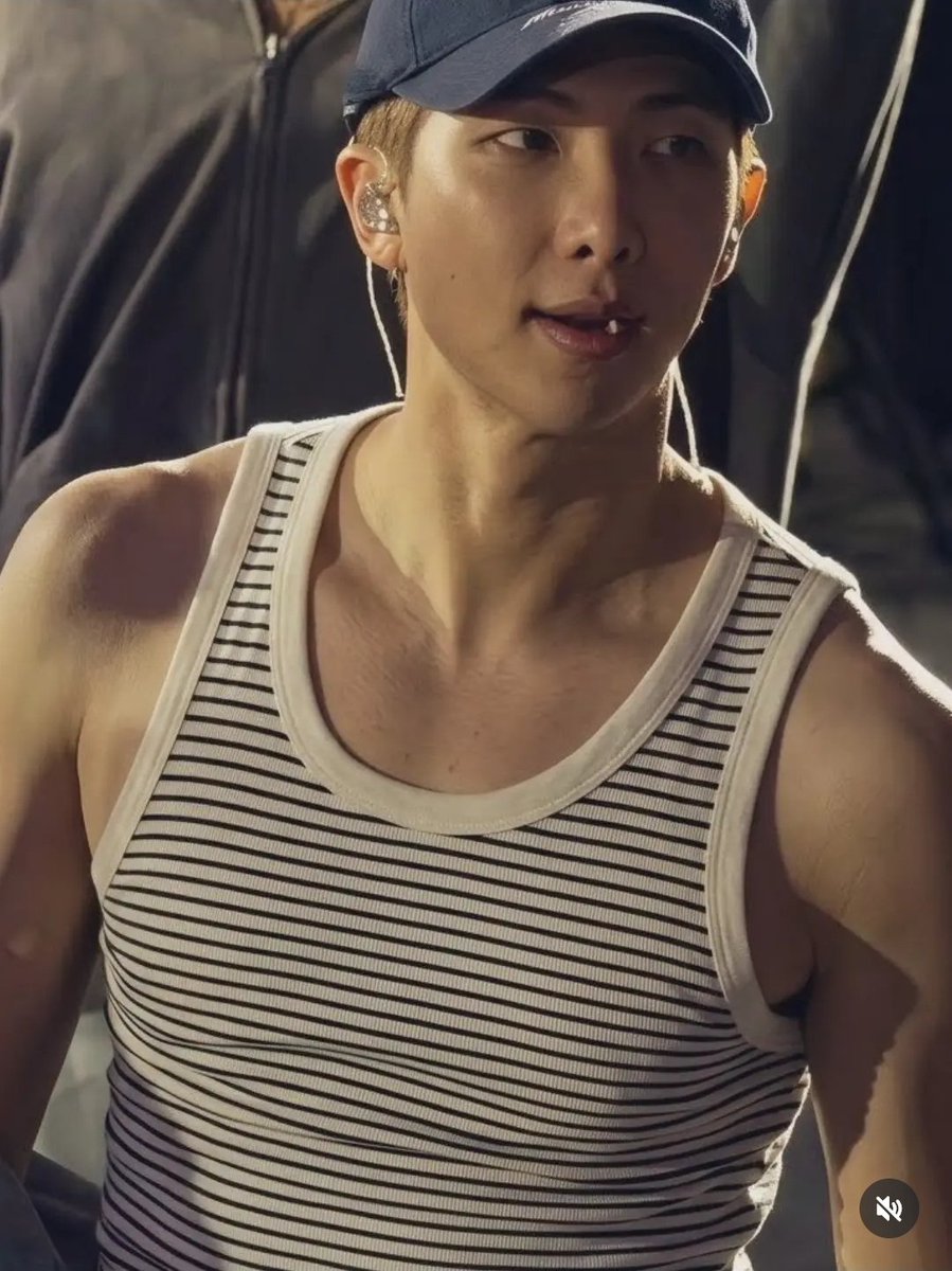 KeyLow04's tweet photo. All I'm gonna say is the new haircut and the body. 

The body is bodyin' Lord give me strength.

#BodytoBody #BTS #BTSARMY #DownBad #Namjoon https://t.co/WFc2QwtY5J