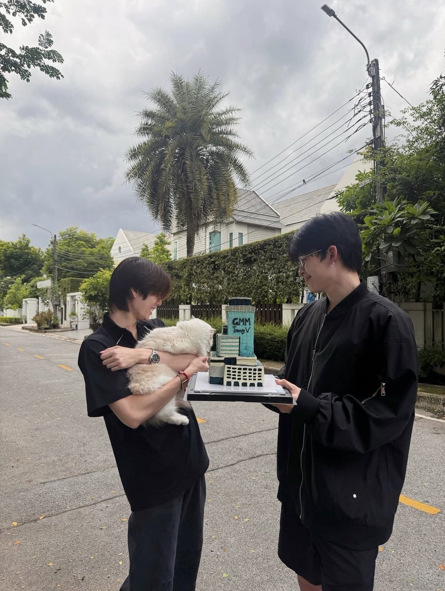 ShaPannn's tweet photo. เมื่อวานบอกว่าวันนี้คิวไม่ว่าง เม็ดมากกกกกก

ไม่ว่าง = ถือเค้กมาแฮปถึงหน้าบ้านเธอขา 😌

OUR STAR PHUWIN 23rd
#23rdHoneyThePHUWINDay #ปอนด์ภูวินทร์ https://t.co/Rg4lynm1Ef