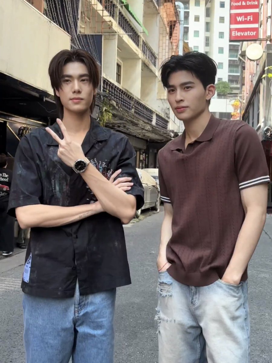 OH_duckyHUN's tweet photo. รูปนี้ก็วันที่ไปกินเนื้อย่างที่ร้าน 298 NIKU-YA ด้วยกันเพื่อถ่าย vlog ช่วงโปรโมทมีสติหน่อยคุณธีร์ วันที่เดินเที่ยวกัน ขึ้นรถไฟฟ้าด้วยกัน แล้วภูวินเลี้ยงเนื้อย่างพรีเมียมหัวละ 1,599฿ กับพี่ปอนด์โดยไม่อิดออดเลยสักนิดน่ะแหละ มีคนเอ็นดูน้องมากจนต้องถ่ายเก็บไว้แม้รูปจะมืดมากก็ตาม😌🤟 https://t.co/VhWlAGUVXY