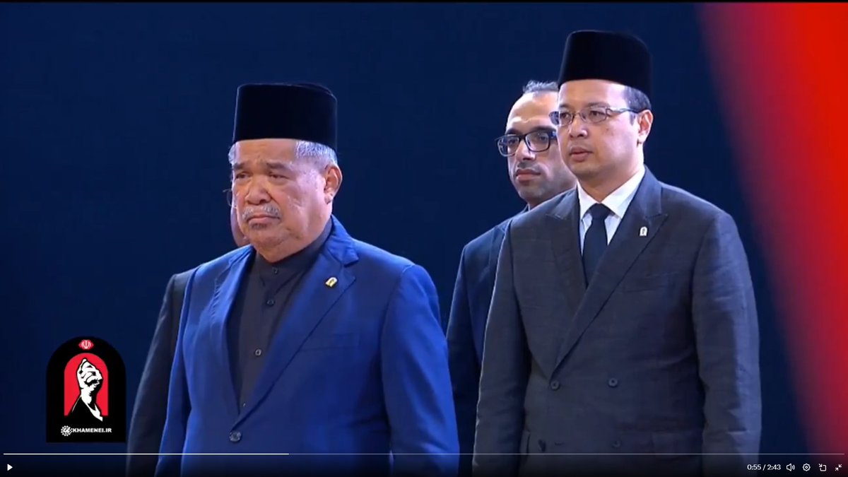 abulmuzaffar10's tweet photo. Ada info ga Dubes pas datang kesana dibacakan ayat apa?

Soalnya delegasi2 asing yang datang untuk memberi penghormatan dibacakan ayat al quran tertentu.

Kayak Delegasi Malaysia yang diwakili Menteri Pertanian Muhammad Sabu.

Qarinya melantunkan surah Ali Imran ayat 104
"وَلْتَكُنْ مِّنْكُمْ اُمَّةٌ يَّدْعُوْنَ اِلَى الْخَيْرِ وَيَأْمُرُوْنَ بِالْمَعْرُوْفِ وَيَنْهَوْنَ عَنِ الْمُنْكَرِ ۗ وَاُولٰۤىِٕكَ هُمُ الْمُفْلِحُوْنَ

Dan hendaklah ada di antara kamu segolongan umat yang menyeru kepada kebajikan, menyuruh kepada yang makruf, dan mencegah dari yang munkar; merekalah orang-orang yang beruntung.

Kebetulan saat Iran diserang, Malaysia termasuk negara yang mengecam keras. Anwar Ibrahim bahkan mengecam sikap Barat yang pilih kasih soal serangan ke Iran.