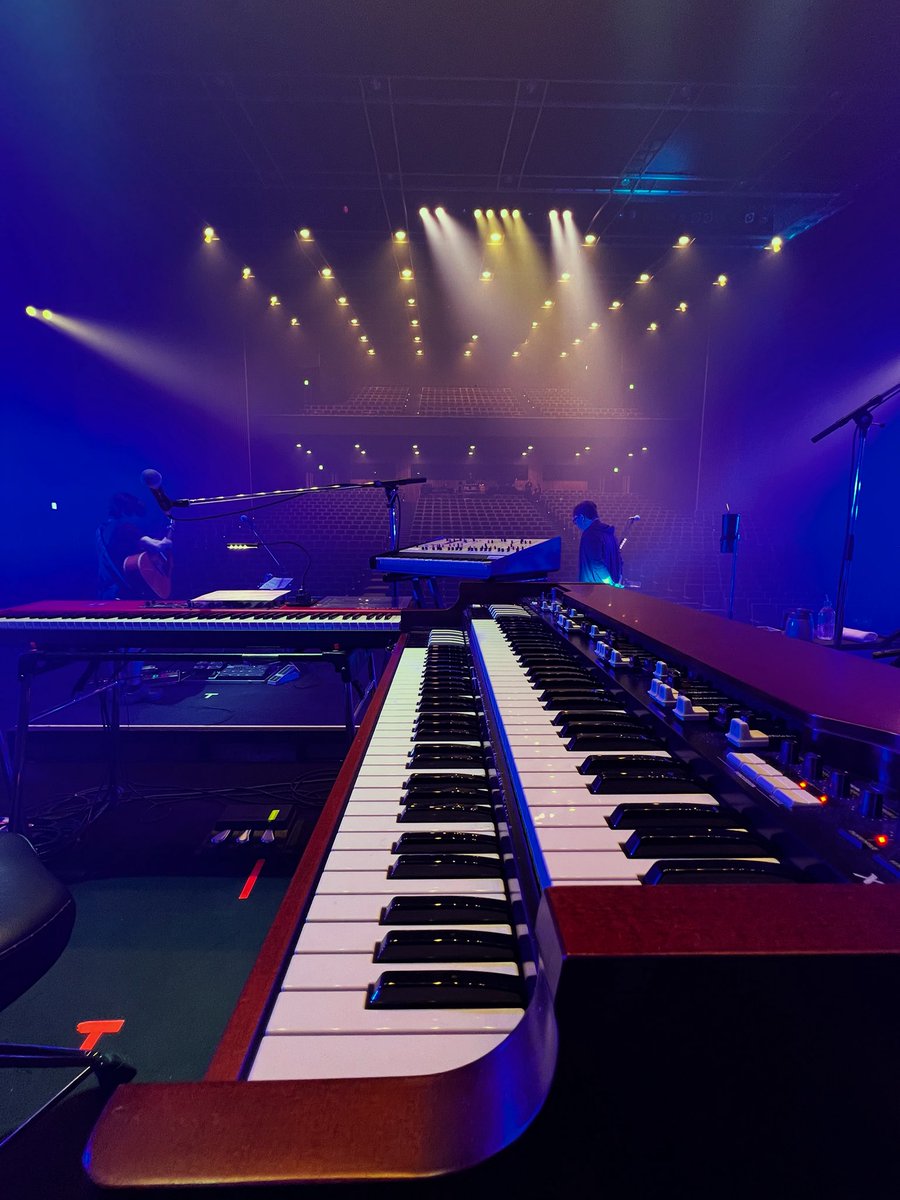 8ch_piano's tweet photo. 高橋優 15th ANNIVERSARY SPECIAL LIVE TOUR 2025-2026「自由たる覚悟、然として奏ず」 @ ファイナル 北海道・札幌カナモトホール、無事終了！
優くんの熱量に只々感動。
引き続き追加公演の武道館も頑張ります🌟
30公演中4公演、鍵盤を務めてくれた堀仁一郎 @dream1music にも感謝✨
#自由悟然 https://t.co/yVZLdFwmIn