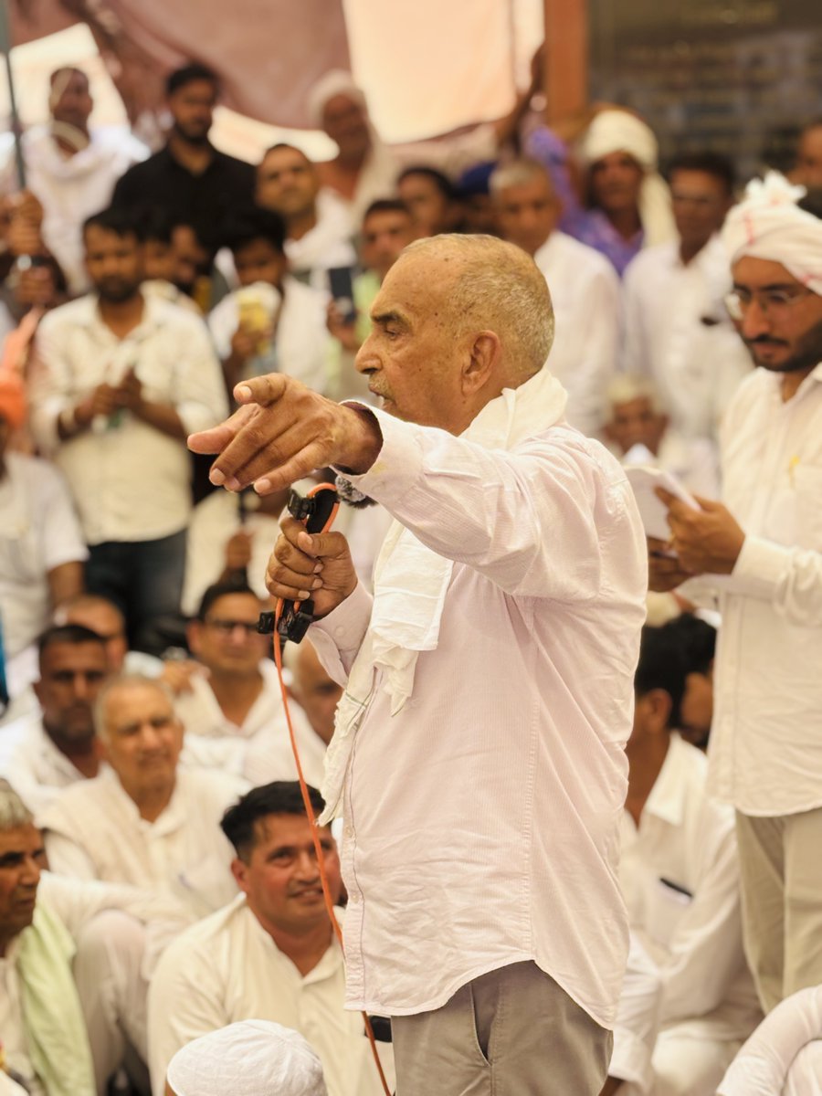 ProfSampatSingh's tweet photo. हांसी जिले के चानोत गांव के ग्रामीण अपने पीने के पानी के अधिकार के लिए पिछले 52 दिनों से शांतिपूर्वक धरने पर बैठे हैं। आज इंडियन नेशनल लोकदल के राष्ट्रीय अध्यक्ष चौधरी अभय चौटाला जी ने पार्टी की समस्त कार्यकारिणी के साथ धरनास्थल पर पहुँचकर ग्रामीणों को अपना समर्थन दिया और सरकार को स्पष्ट चेतावनी दी कि जनता के अधिकारों की अनदेखी और तानाशाही किसी भी कीमत पर बर्दाश्त नहीं की जाएगी। 
#INLD
@AbhaySChautala 
@OfficialINLD 
@ITCellINLD