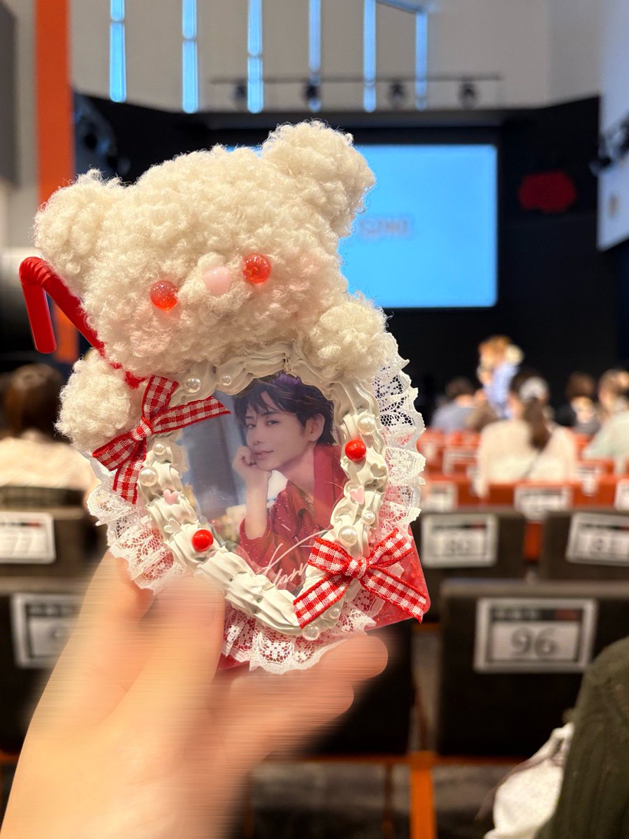 usk_py0's tweet photo. いそくんファンミ行ってきた🦀🦷1部2部物販惨敗したけど3部で無事アクスタ買えたよかった🥰写真集もカレンダーもお待ちしております https://t.co/NZybowtnuJ