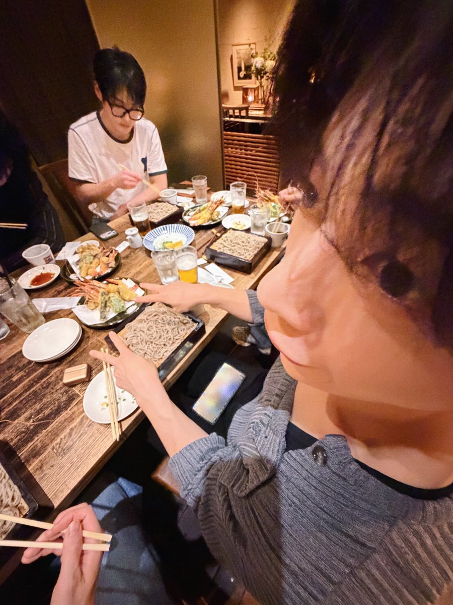 leccellenzamore's tweet photo. 성핝빈이 이각도에 제일 진심인거같애 아ㅜㅜㅜ 왹튜는당연히쥰나웃기고 젓가락안놓고찍는햄빈이님도 웃겨•••• https://t.co/Ht8nj4hgNZ