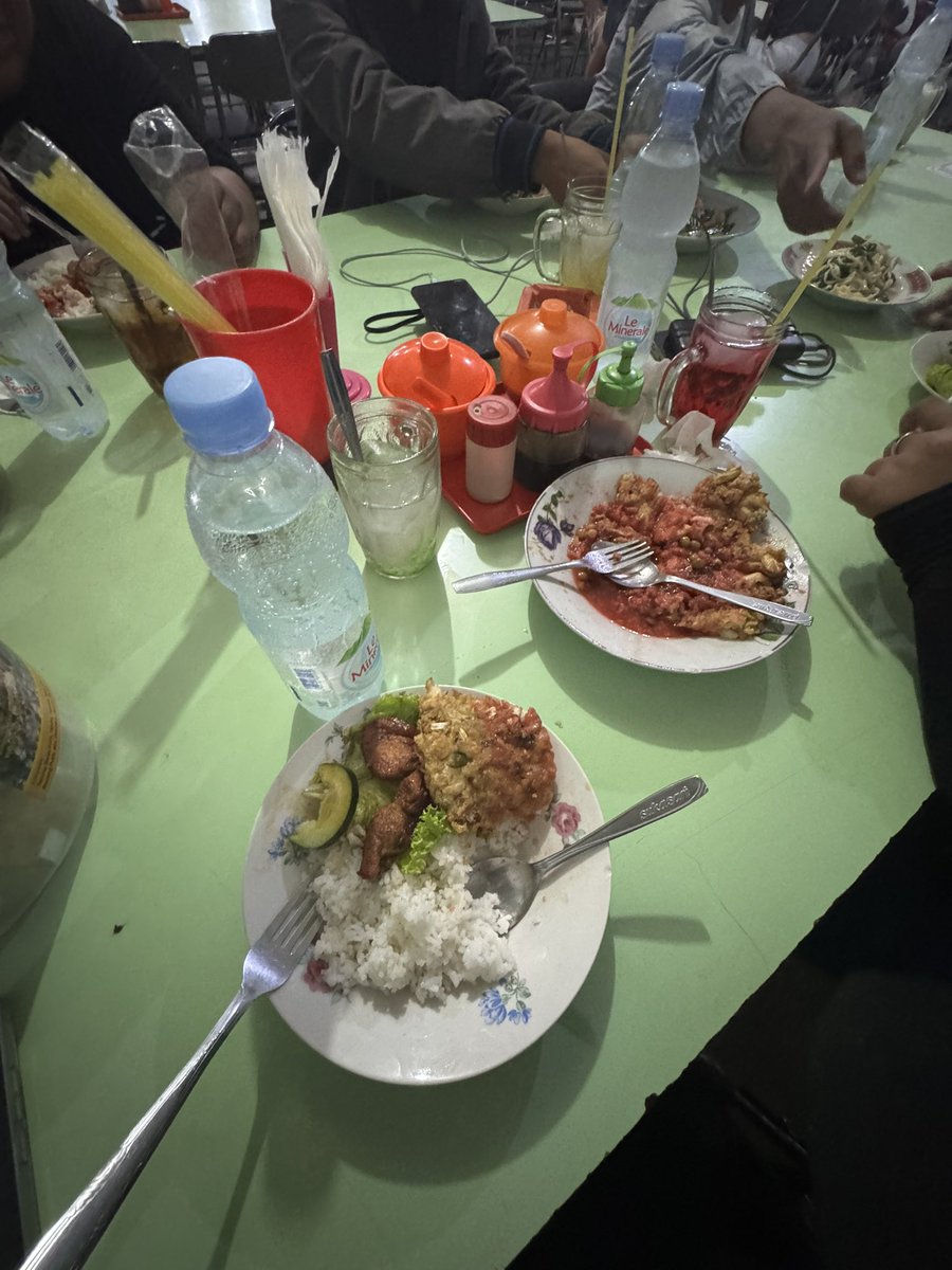 Faridpradipta22's tweet photo. Makan >> Jalan2 >> repeat https://t.co/R90PKoWooW