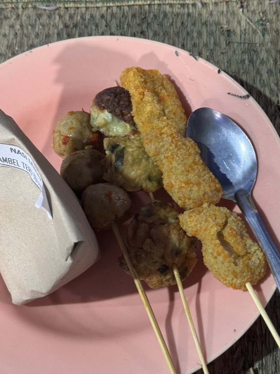 Faridpradipta22's tweet photo. Makan >> Jalan2 >> repeat https://t.co/R90PKoWooW