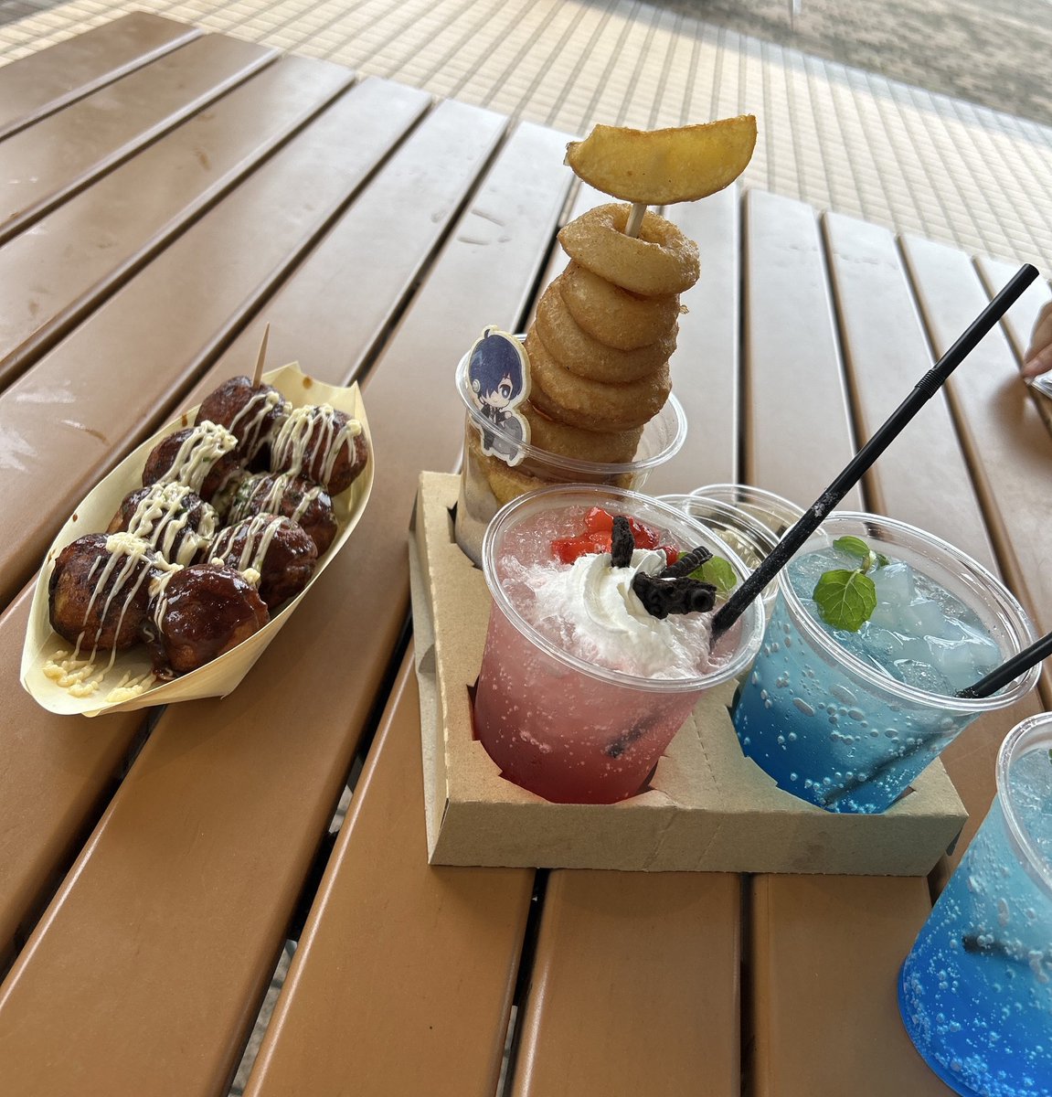 sasikuro's tweet photo. この間シーパラ行ってきました！雨で渋滞も凄かったけど無事遊べて良かった
どこもペルソナ尽くしで見る所たくさん興奮しっぱなしだったけど、無事ミッションも完遂できてイワシショーと初のイルカショーも見れて楽しい一日でした！推しばかり撮っちゃったね https://t.co/Qfl5fDddhc