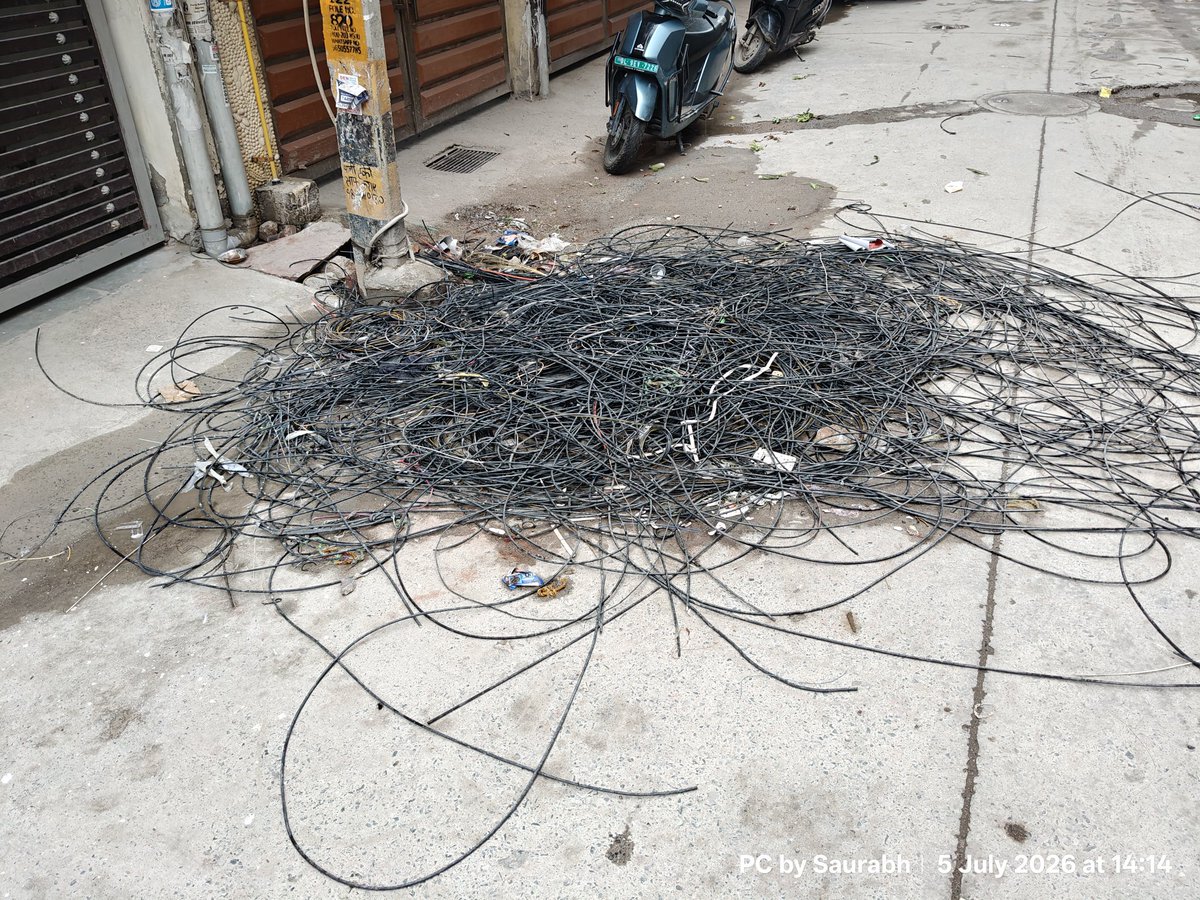 SRVtalk's tweet photo. Thank you @bsesdelhi for the quick response and resolution. आपके लोग जो wires को काटने आये थे, उन्होंने उसको काट कर वही रोड पर फेंक दिए, अब उनको वहां से कोई भी उठा नहीं रहा है, आने जाने वाले लोगों को बहुत असुविधा हो रही है, लोग तारों में फंस कर गिर जा रहे है, please see the pics https://t.co/Cu7fFxxfOy
