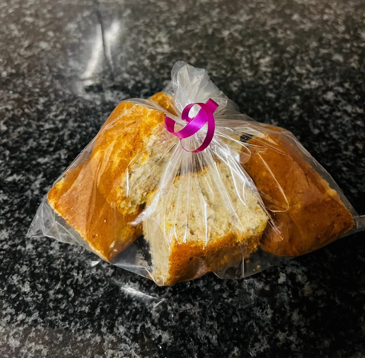 lollymashk22's tweet photo. Phone go thubega kere ke tsaya dinepe abo ke sulahallwa😭😭
But sengwe sone se dule.
📍Serowe 
☎️77803561
Delivery available at a fee.
Scones. Rockbuns. Banana bread. Muffins. https://t.co/wV1S2d1Ivc