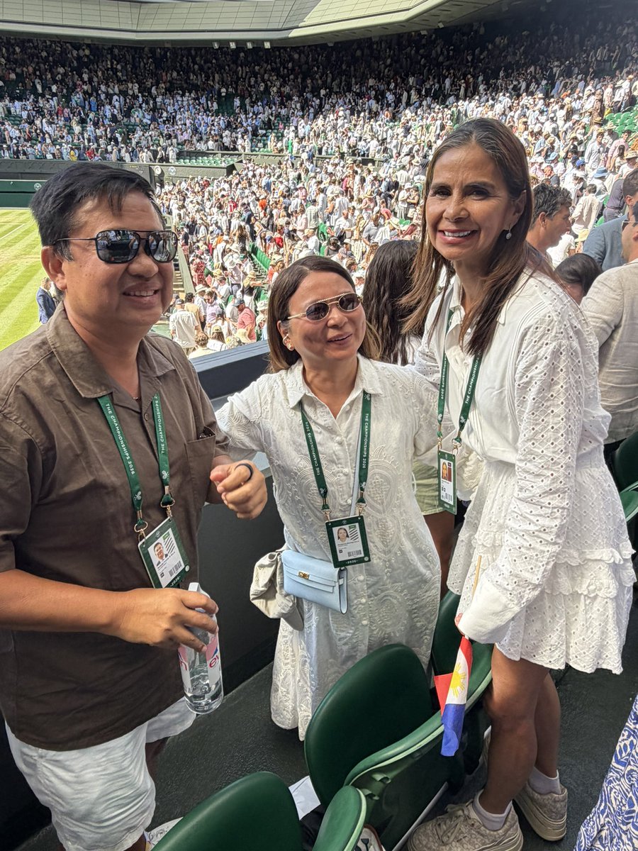 DYANCASTILLEJO's tweet photo. Allllll Smiles at grabe ang saya kasama sina Mike at Rizza Eala at Coach Joan . Sinimulan nila ang tennis ni Alex (age 4) at Miko (age 6) kumayod nagpursigi , nagbiyahe sa buong mundo bilang juniors para sa pangarap na ngayon ay Natutupad 
Sa Wimbledon Centre Court.🇵🇭💙❤️💛🇵🇭 https://t.co/d2FhuQDdjA