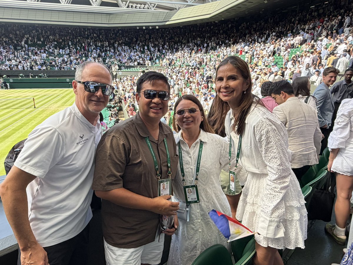 DYANCASTILLEJO's tweet photo. Allllll Smiles at grabe ang saya kasama sina Mike at Rizza Eala at Coach Joan . Sinimulan nila ang tennis ni Alex (age 4) at Miko (age 6) kumayod nagpursigi , nagbiyahe sa buong mundo bilang juniors para sa pangarap na ngayon ay Natutupad 
Sa Wimbledon Centre Court.🇵🇭💙❤️💛🇵🇭 https://t.co/d2FhuQDdjA