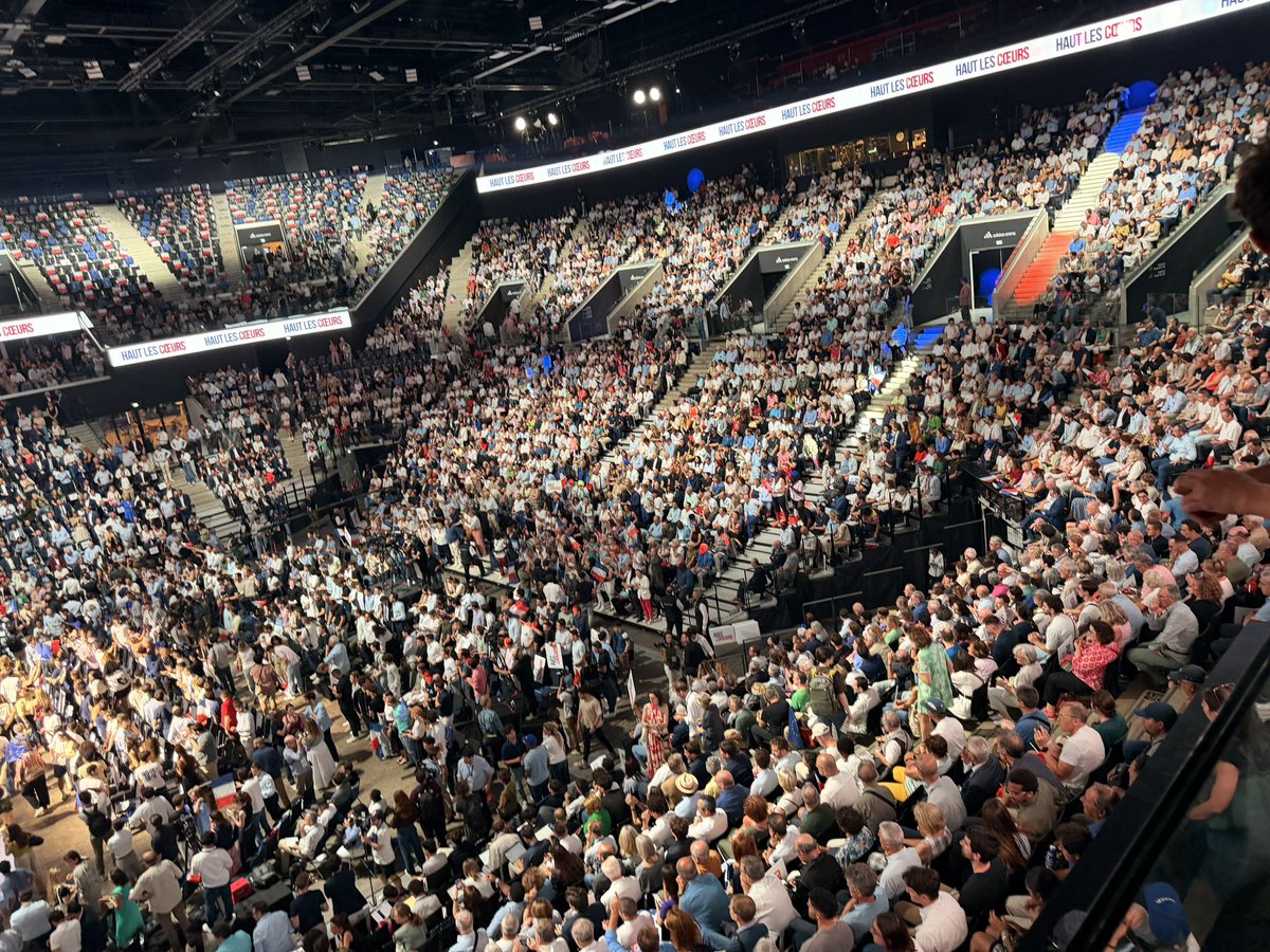 JeremieNsimba's tweet photo. Le reste c’est de la poudre de perlimpinpin produite par des personnes mal renseignées. 

Gros meeting du patron @EPhilippe_LH !
@HorizonsLeParti 

Les Français au rendez-vous ! 😍🔥 https://t.co/wxwdNXP11f