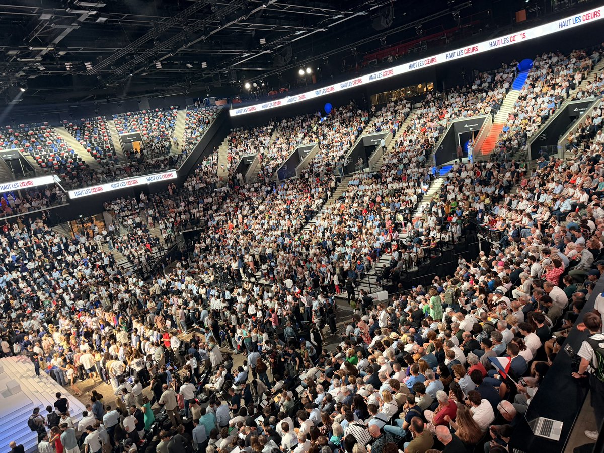 JeremieNsimba's tweet photo. Le reste c’est de la poudre de perlimpinpin produite par des personnes mal renseignées. 

Gros meeting du patron @EPhilippe_LH !
@HorizonsLeParti 

Les Français au rendez-vous ! 😍🔥 https://t.co/wxwdNXP11f