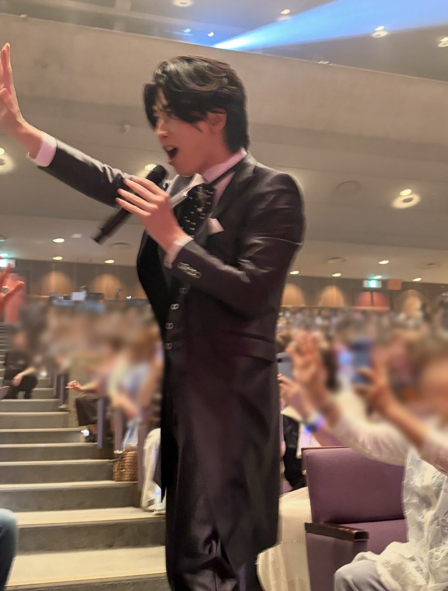 LINE60744338's tweet photo. #サンシティ越谷市民ホール
#青山新 #木村徹二 #風輪
翔司さんの響き渡る艶のある声、
拓也さんの包み込む甘い優しい声、
毎回気配りが凄くて、単独のステージも
行きたいです💨拓也さん、団扇に気付いてくれてありがとう🥹❤️青山新さんは、残念ながらラウンドで来られなかったので、描いた団扇を🙏 https://t.co/cr0csBXrCJ