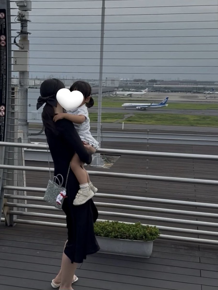 f_l_is's tweet photo. パパのお迎えがてら羽田空港✈️2枚目動画なのだけど目の前で離陸する飛行機が怖い↔見たいで葛藤する姿、小さい子らしくて可愛かった👧🏻🌼第1ターミナルの展望デッキが1番迫力あって飛行機好きお子さんにオススメです◎ https://t.co/aKMPrS7w3V