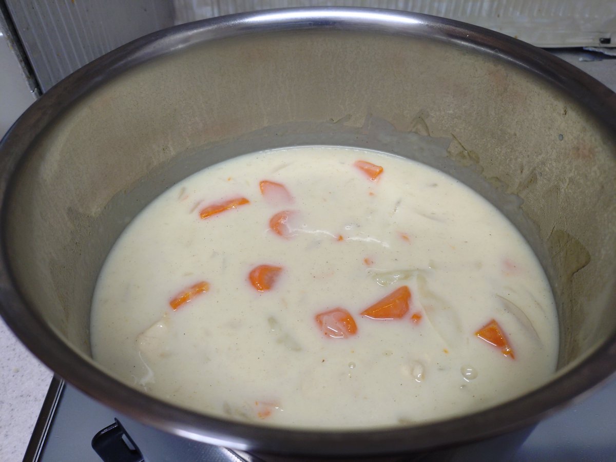 D_Sheltin's tweet photo. ホワイトカレーを手に入れたので作ってみた。見た目シチューなのに味と香りはカレーだ！🍛
（白飯だと目立たなさそうなので黒米使った） https://t.co/M31hT88hVi