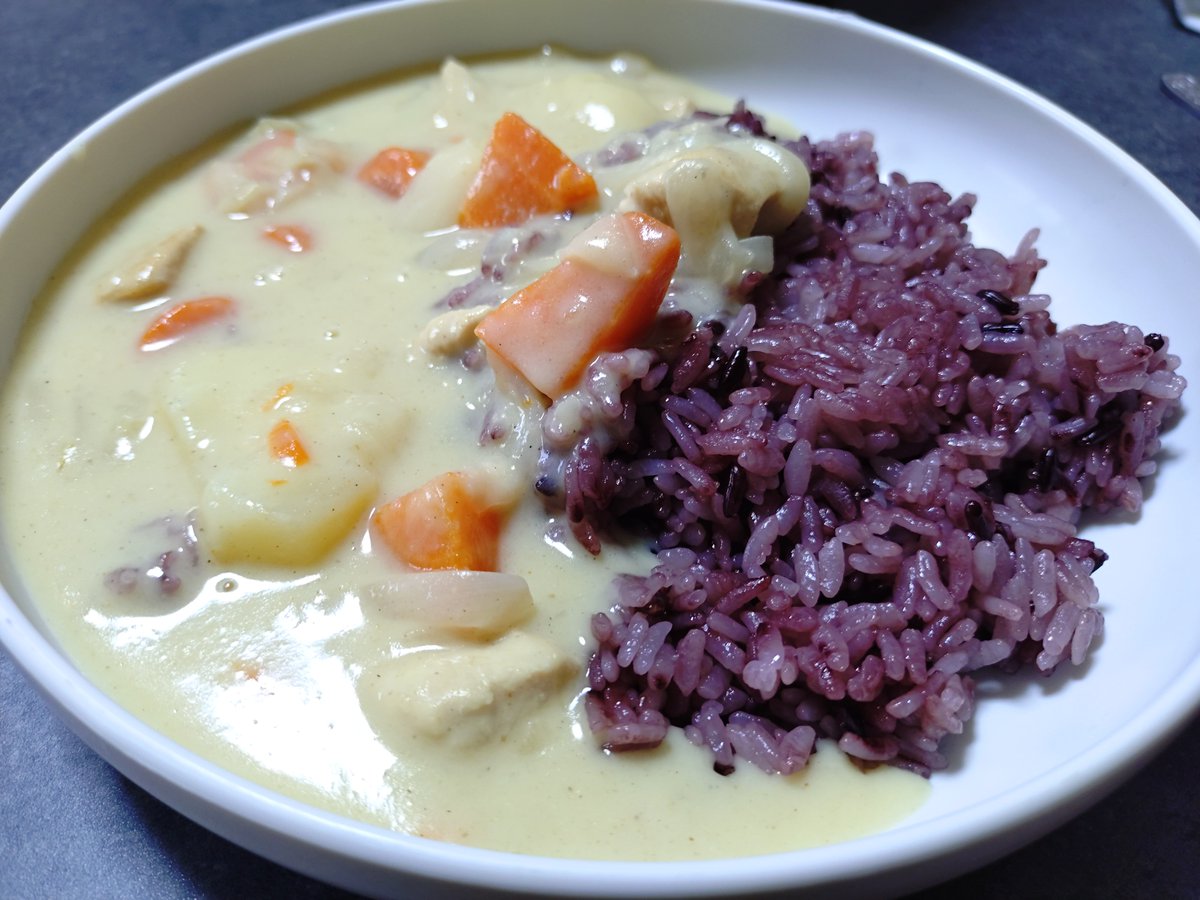 D_Sheltin's tweet photo. ホワイトカレーを手に入れたので作ってみた。見た目シチューなのに味と香りはカレーだ！🍛
（白飯だと目立たなさそうなので黒米使った） https://t.co/M31hT88hVi