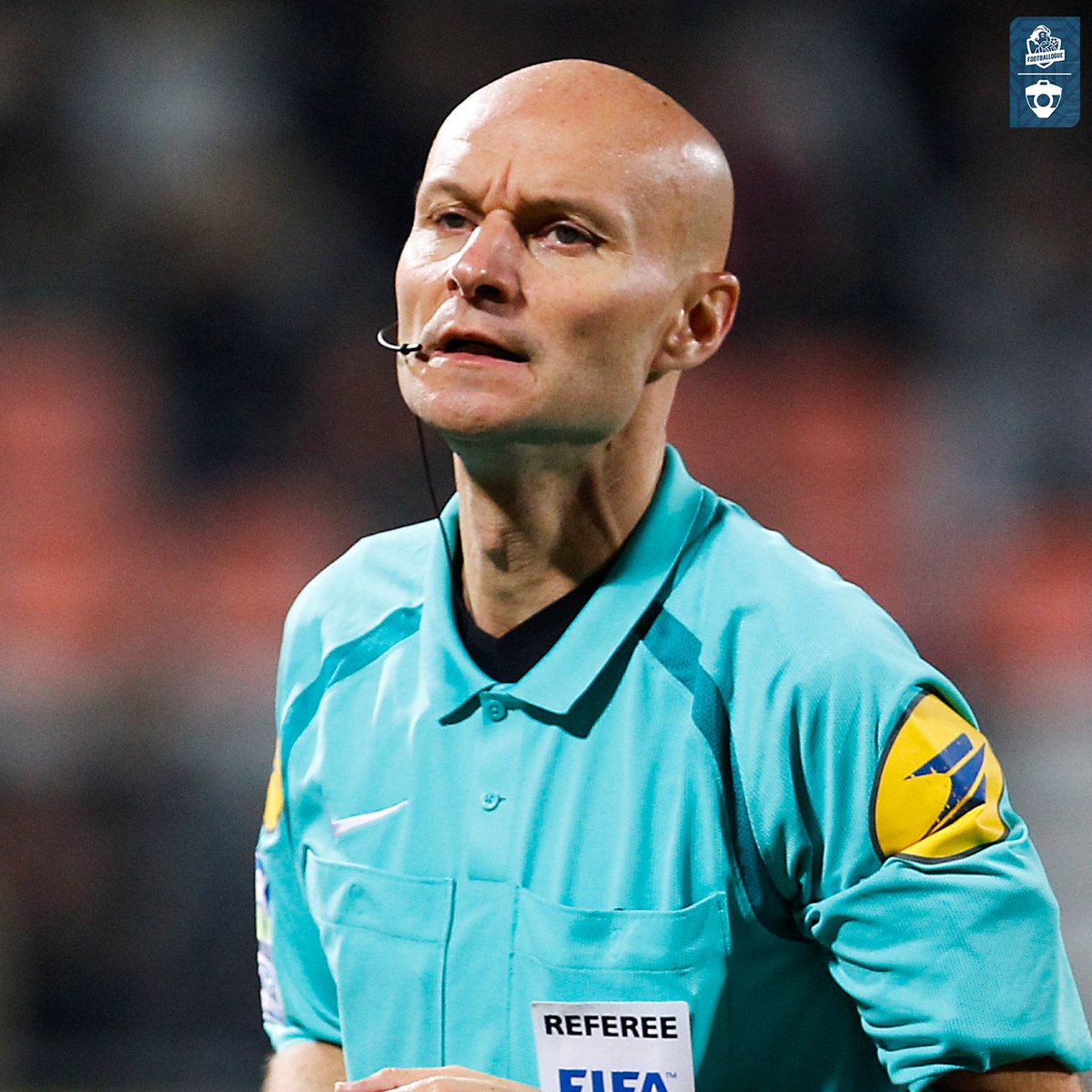 Footballogue's tweet photo. Tony Chapron a lui aussi été 𝗖𝗢𝗠𝗣𝗟𝗘̀𝗧𝗘𝗠𝗘𝗡𝗧 𝗖𝗛𝗢𝗤𝗨𝗘́ par l'arbitrage d'Ilgiz Tantashev hier soir ! 😱😱

"𝗝'𝗮𝗶 𝗰𝗿𝘂 𝘃𝗼𝗶𝗿 𝘂𝗻 𝗮𝗿𝗯𝗶𝘁𝗿𝗲 𝗱𝗲́𝗯𝘂𝘁𝗮𝗻𝘁, 𝗼𝘂 𝘂𝗻 𝗮𝗿𝗯𝗶𝘁𝗿𝗲 𝗱𝗲 𝗱𝗶𝘀𝘁𝗿𝗶𝗰𝘁.

Lorsque vous êtes arbitre dans un match comme ça, normalement vous vous préparez à une attaque / défense. Et puis vous connaissez le style de jeu des Paraguayens.

Votre objectif, c'est de protéger l'équipe qui a envie de jouer... 𝗖'𝗘𝗦𝗧 𝗧𝗢𝗨𝗧 𝗟𝗘 𝗖𝗢𝗡𝗧𝗥𝗔𝗜𝗥𝗘 𝗤𝗨𝗜 𝗦'𝗘𝗦𝗧 𝗣𝗔𝗦𝗦𝗘́ ! ❌

𝗖'𝗲𝘀𝘁 𝗮̀ 𝗱𝗶𝗿𝗲 𝗾𝘂'𝗶𝗹 𝗮 𝗽𝗿𝗼𝘁𝗲́𝗴𝗲́ 𝗹𝗲𝘀 𝗣𝗮𝗿𝗮𝗴𝘂𝗮𝘆𝗲𝗻𝘀, qui ont fait ce qu'ils ont voulu pendant tout le match, jusqu'à le pourrir à l'extrême. [...]

Heureusement qu'il y a la VAR, parce que tel que c'était parti, il n'aurait pas non plus sifflé le pénalty. 𝗦𝗮𝗻𝘀 𝘂𝗻 𝗮𝘂𝘁𝗿𝗲 𝗮𝗿𝗯𝗶𝘁𝗿𝗲 𝗾𝘂𝗶 𝗹𝘂𝗶 𝗱𝗶𝘁 𝗾𝘂'𝗶𝗹 𝗳𝗮𝘂𝘁 𝘀𝗶𝗳𝗳𝗹𝗲𝗿, 𝗲𝗻 𝗳𝗮𝗶𝘁 𝗶𝗹 𝗻'𝘆 𝗮 𝗷𝗮𝗺𝗮𝗶𝘀 𝗽𝗲́𝗻𝗮𝗹𝘁𝘆.

𝗝𝗘 𝗣𝗘𝗡𝗦𝗘 𝗤𝗨𝗘 𝗟𝗘𝗦 𝗣𝗔𝗥𝗔𝗚𝗨𝗔𝗬𝗘𝗡𝗦 𝗔𝗩𝗔𝗜𝗘𝗡𝗧 𝗧𝗥𝗢𝗨𝗩𝗘́ 𝗨𝗡 𝗔𝗟𝗟𝗜𝗘́." 😆

(Canal+)