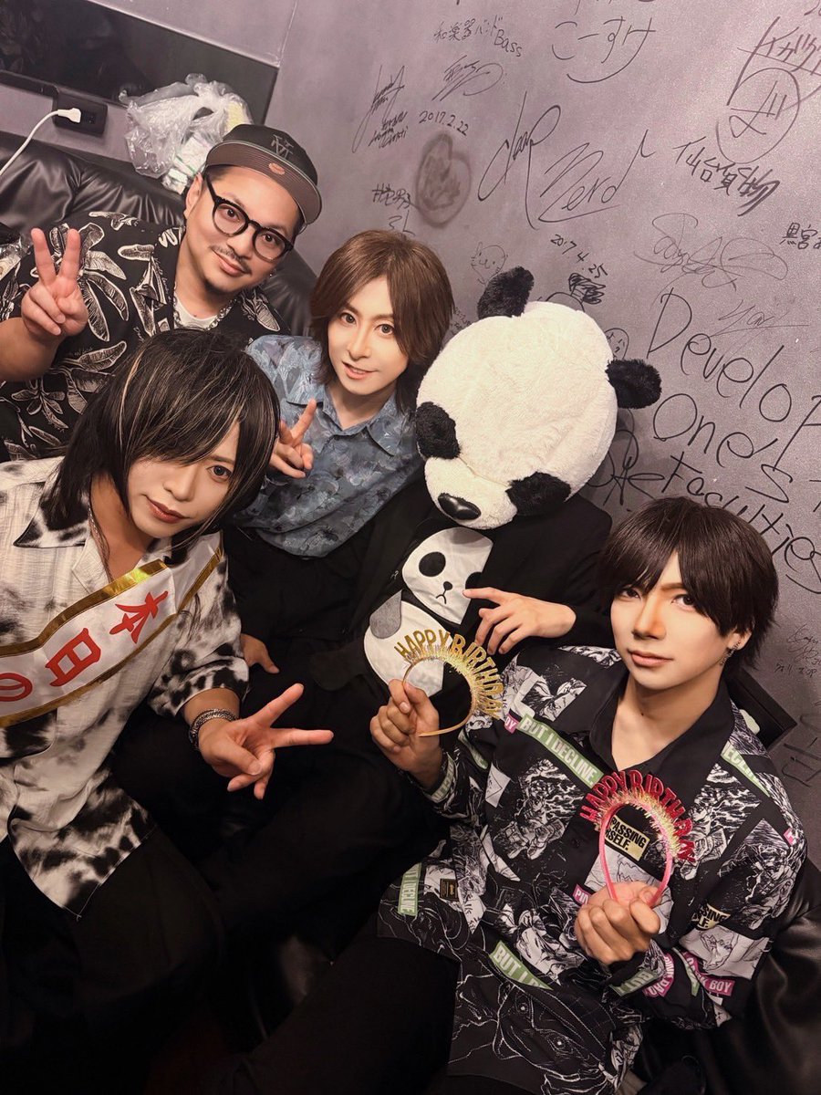iketeruki's tweet photo. 本日はKAKURIYO PANDA. LIVE、昨日は屋形船、

2日間にわたって彼の誕生日を祝わされ、じゃなかった、お祝いしました！一緒に楽しんで下さった皆さんありがとうございました！✨✨2日間本当にあっという間で僕も楽しかったです！

水を一口飲んで蓋をしてすぐに開けて飲まない謎行動も技術のうち！！ https://t.co/toaW5GXvc5