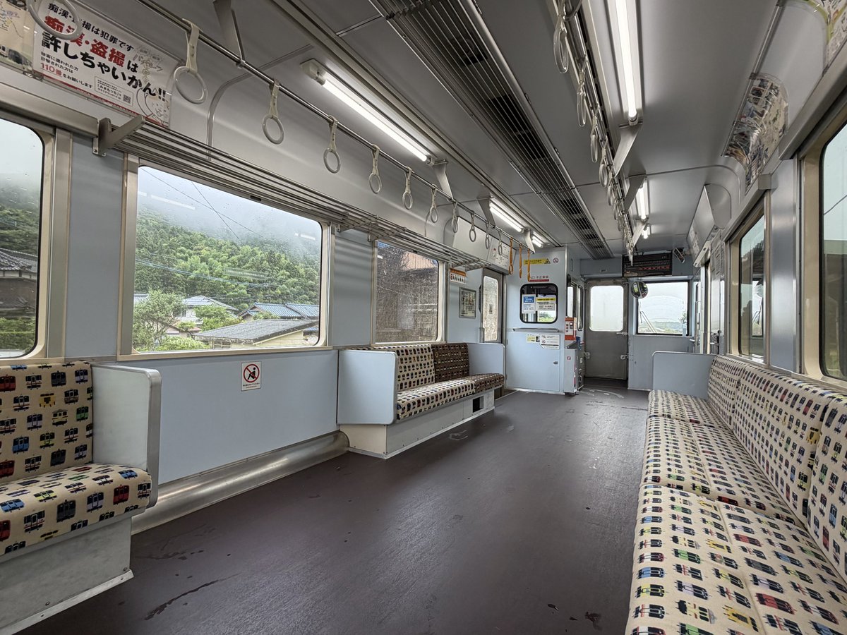 Tosuirapid's tweet photo. 平成筑豊鉄道の歴代車両柄の椅子。 https://t.co/qKzTDyOvfg