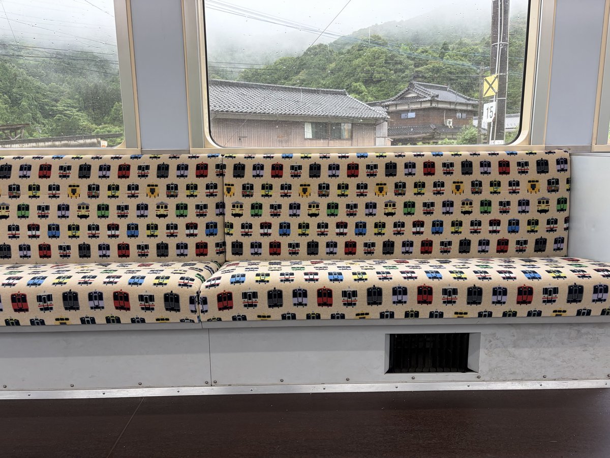 Tosuirapid's tweet photo. 平成筑豊鉄道の歴代車両柄の椅子。 https://t.co/qKzTDyOvfg