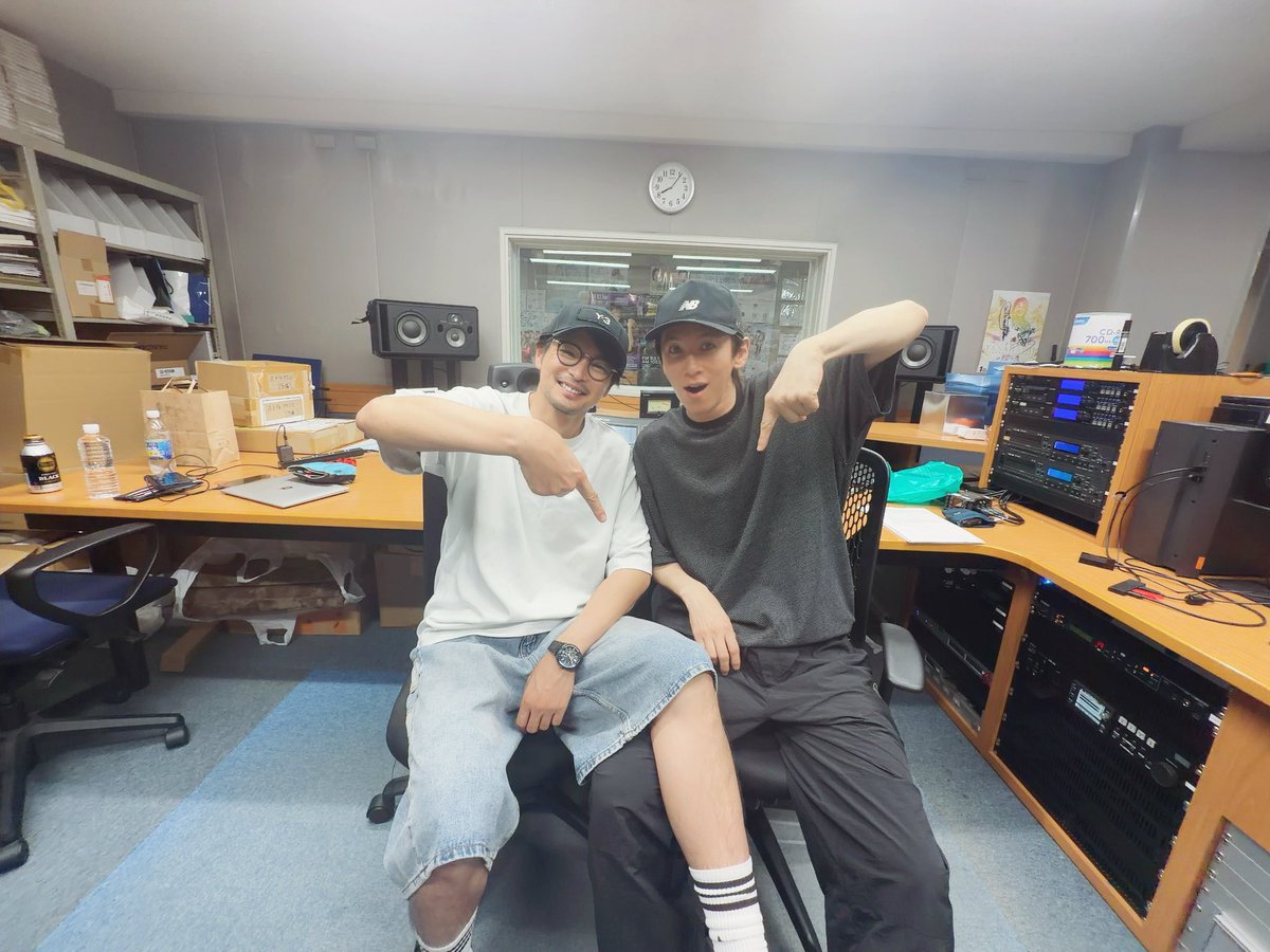 shin_show_wa's tweet photo. こちらは前回、収録したときに
じゅんじゅんに告白された💙
事後の写真です🤭

本日もお楽しみに！
#青春時代を取り戻せ https://t.co/RyQIo98I0S