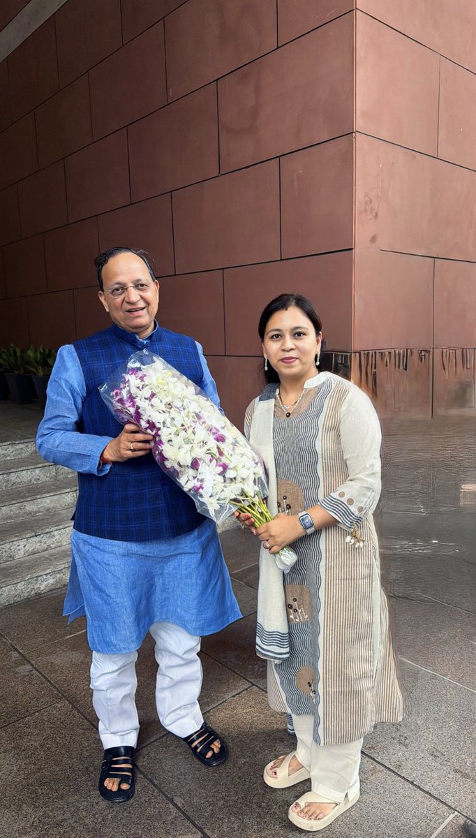 ankita_save's tweet photo. Honoured to meet and interact with Hon’ble MP & National General Secretary of BJP, Shri @ArunSinghbjp Ji, at the BJP Office. Grateful for the opportunity to receive his guidance and exchange views. 

Looking forward to working with greater dedication towards nation-building. 🙏

#BJP #ArunSingh #Leadership #NationFirst