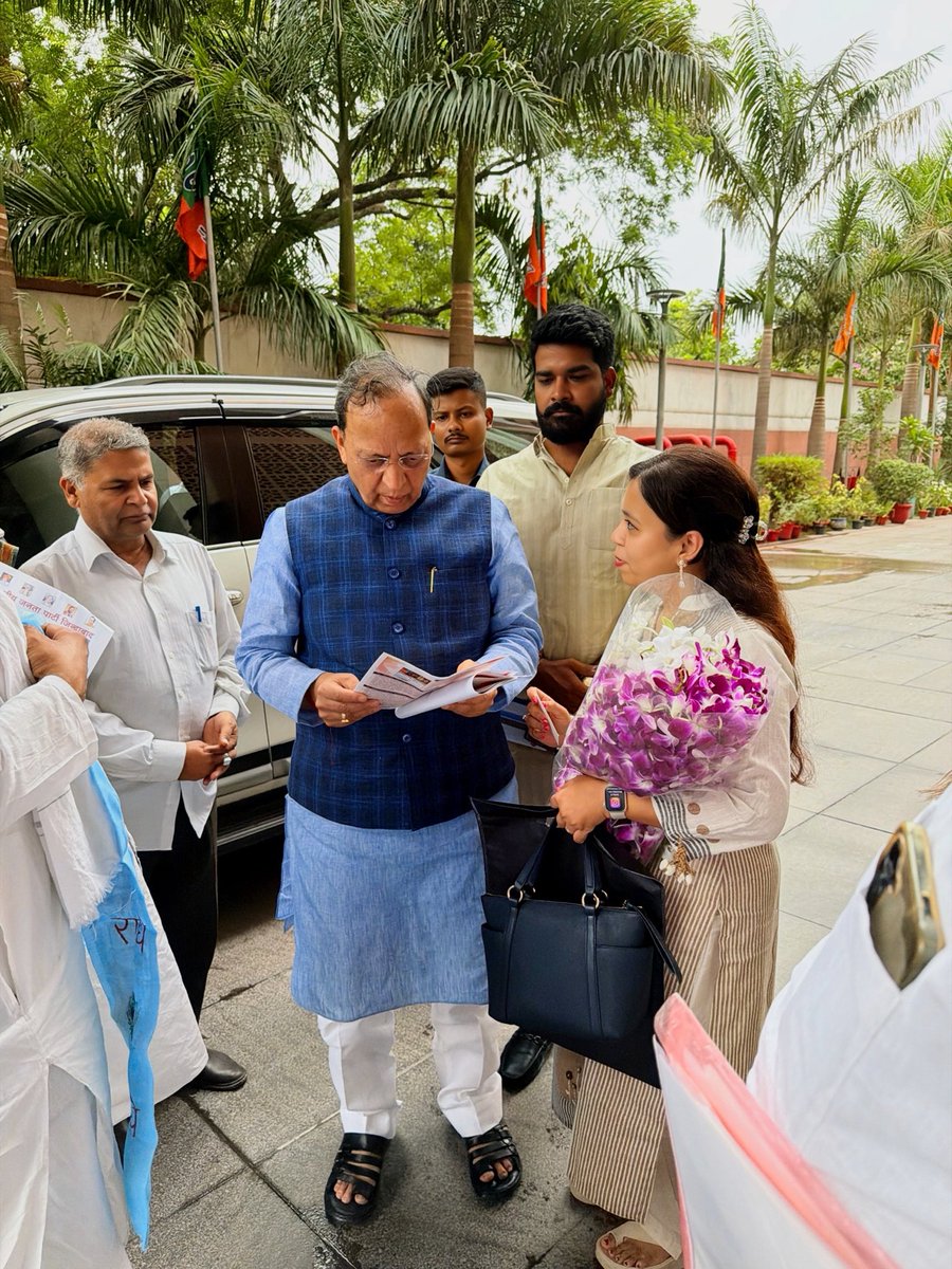 ankita_save's tweet photo. Honoured to meet and interact with Hon’ble MP & National General Secretary of BJP, Shri @ArunSinghbjp Ji, at the BJP Office. Grateful for the opportunity to receive his guidance and exchange views. 

Looking forward to working with greater dedication towards nation-building. 🙏

#BJP #ArunSingh #Leadership #NationFirst