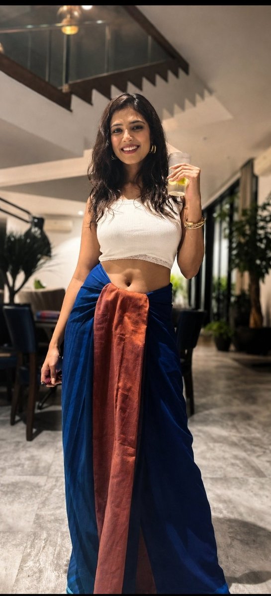 useless7d's tweet photo. Nayan or Mallu?🥵
#Nayanthara #MalavikaMohanan https://t.co/KYQodY3uIw