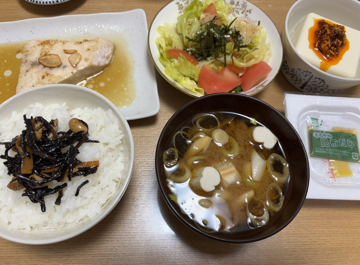 tk_mdh_lf's tweet photo. 夕飯いっぱい作ってもうた。サラダ担当とバックアップを妻がやってくれたおかげで1時間半も掛からず。ひじきの煮物が中々いい感じで、今週はちょいちょい出番ありそう。昼は袋麺で簡単に。
良い休日でしたなー。 https://t.co/yvJO5GGbHk