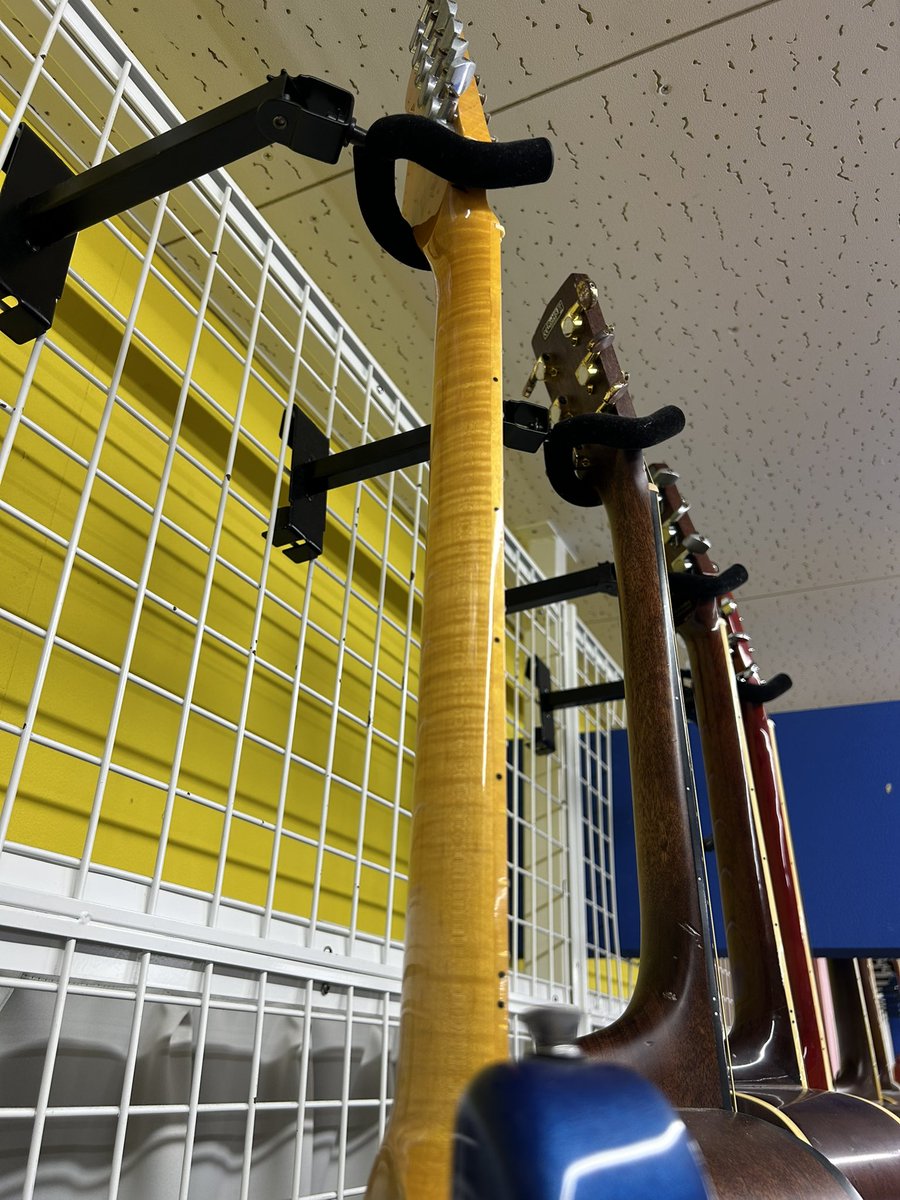 ichi0_46's tweet photo. 先週ジャンクで連れてきた🎸
ネックのトラ杢が🥹
良いか悪いかは別としてボディとネックの色が好みってだけで
使えるSELDERにする事を目標に
ストラトタイプは正直自分には合わないので
色々とイジってみたい
教材として🤣不器用なりにやってみようw
#ジャンク #selder #ギター #ハードオフ https://t.co/Hv76tMNgOi