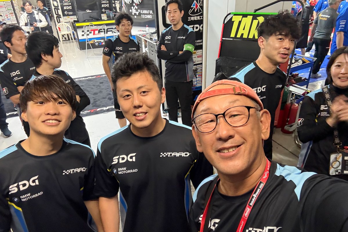 okazaki747's tweet photo. 太郎ちゃんの転倒から始まったTeam TAROの8耐😅
なぜか竜也くんまでおいらの前で転倒😂
啓介くんは水曜日の転倒の痛みがありながら頑張って走った
竜也くんは転倒以降は走れなかったけどタイムアップしたウィークでJRR後半戦が楽しみ
太郎さんは準備から忙しくゴール後はお疲れ顔でした
皆さんお疲れ様 https://t.co/xnl1S8GSXz