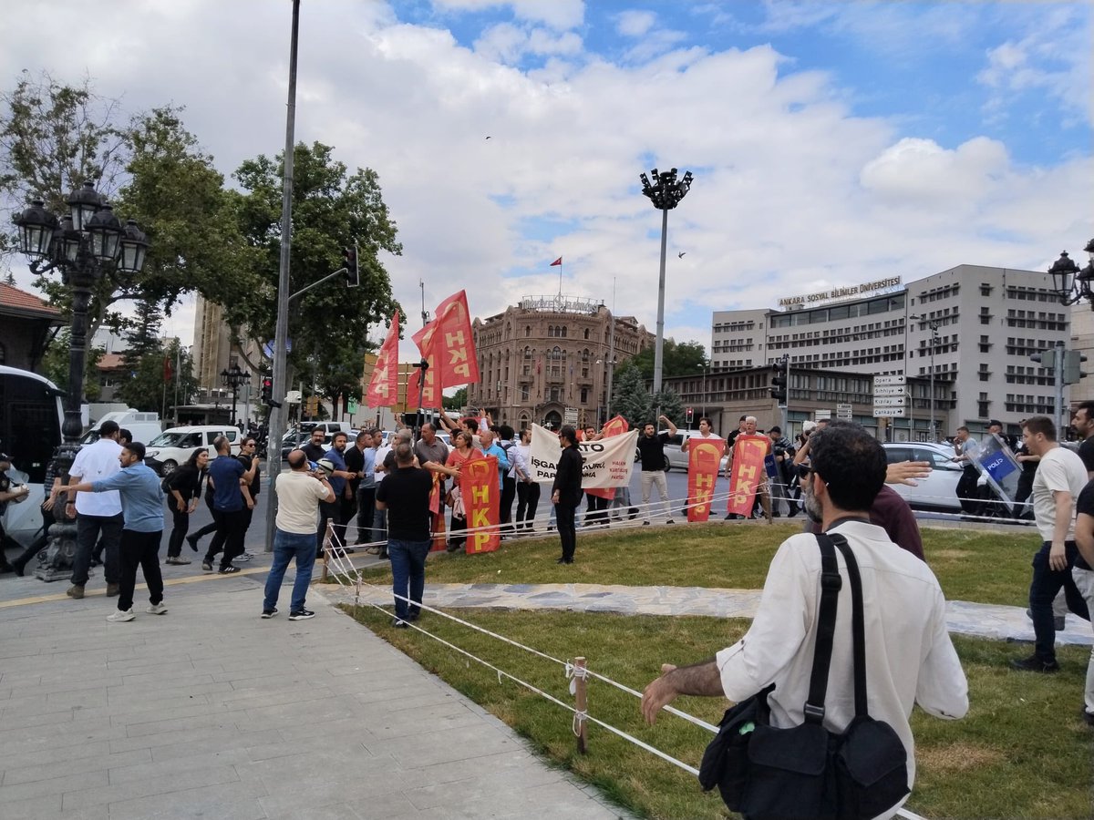 hkpgencligi4's tweet photo. Katil ABD ve onun eli kanlı suç örgütü NATO ülkemizden defol diyen yoldaşlarımız Ankara 1. Meclis önünden işkenceyle gözaltına alındırlar. 

Bir kez daha söylüyoruz: NATO: İşgal, Sömürü Parçalanma Demektir! 

Katil Nato Ülkemizden Defol! https://t.co/zTM8iq8Jzt