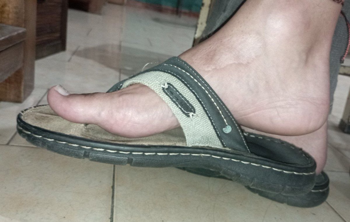 feetmodel156's tweet photo. Another kind of #sandals. #model #modeling #shoes #sandals #heels #highheels #footwear #foot #feet #barefeet #feetmodels #feetjob #feetnails #solesfeet #solesandtoes #soles #arches #archesfeet #archesandsoles #feetarches #toes #toenails #toenailspolish #toenails https://t.co/kRF0M0H9IM