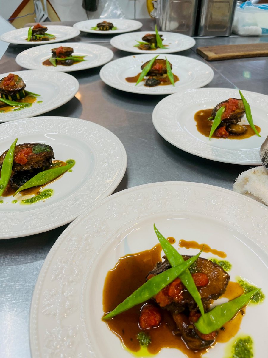 mari_chef's tweet photo. コースで肉魚どちらかのチョイスはシエルとルナ、レジェとボンヌール。お客様のご要望で魚と肉の両盛りは皆さんご一緒にさせて頂いております
昼で8コース、夜で7コース…オマールと鮑はSPGコースやアラカルトでご提供しています
詳細はご予約時に(^_-)v
七夕最終日🎋雨も早々に上がって良かったですね https://t.co/cVQ5r6145F