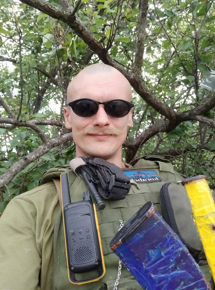NadiSid's tweet photo. Якось влітку на дачі малий встав раніше всіх і пішов собі. Дорослі встали, всі діти є а цього немає. Бігали шукали, вже і по дачному кооперативу.
А потім бачим йде з річки, несе дівчатам великі букети польових квітів

тепер похований поряд з мамою, яка його дуже любила

Євген Лой https://t.co/QrxOHGwSft