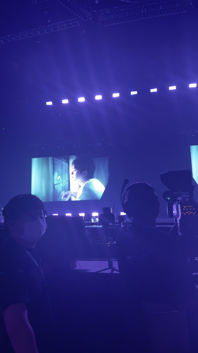 horangyoshi's tweet photo. INANGGGG ang lungkot ko. ROYALTY STANDING pero naging obstructed yung view. From Mindanao pa ako and I’ve waited to see EXO for 14 years tapos yung cameraman lang din pala magiging view ko. Very disappointing po buong concert siya lang kita ko😩 @pulpliveworld https://t.co/qkCsuu16HS