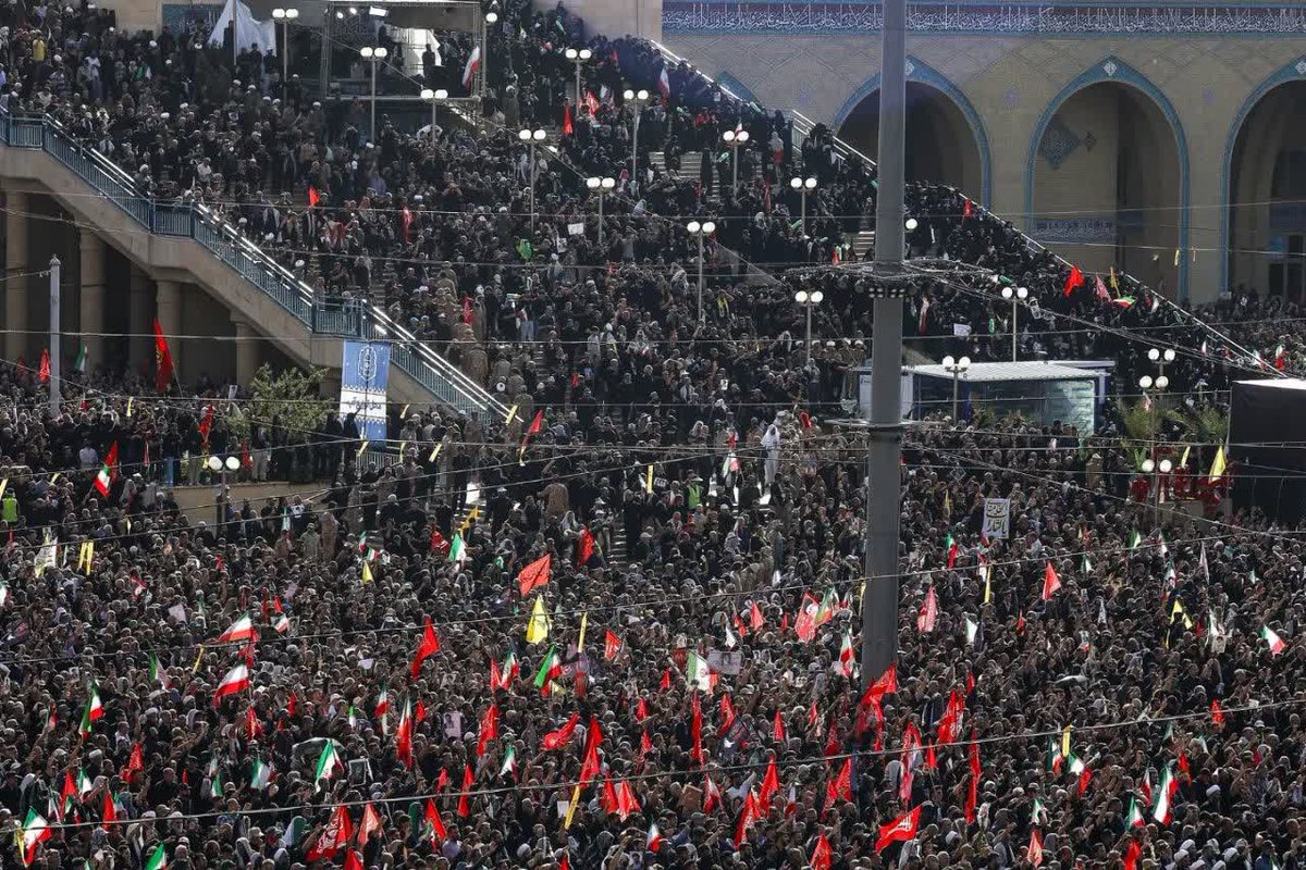 madiiiiyee's tweet photo. اشک‌ها جاریست، اما دل‌ها پر از امید است به ادامه‌ی این راه پرشکوه. ما اینجاییم تا بگوییم: پیمان ما با ولایت و مقاومت تا ابد پابرجاست.

#حی_علی_التهران https://t.co/J0j8n4ARyW