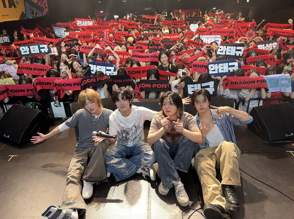 DragonPony_'s tweet photo. Dragon Pony (드래곤포니) in <MINT FESTA vol.84>

MINT FESTA 20주년을 
선배님들과 함께 축하할 수 있어 영광이었습니다!🎉

오늘 함께 뛰고, 노래하고, 웃어주신 모든 분들께 감사드립니다!

🎼 SET LIST

01.  Rock Star
02. 모스부호
03. Zombie
04. Waste
05. 리허설
06. 지구소년
07. 꼬리를 먹는 뱀
08. 아 마음대로 다 된다! 
09. Not Out 

#DragonPony #드래곤포니
#민트페스타