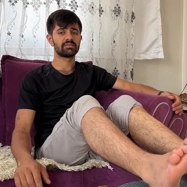 siyahsancakx's tweet photo. 🔴 İzmir'de diş ağrısı nedeniyle hastaneye giden 29 yaşındaki Şerif Osman, tedavi için yapılan iğnenin ardından bacağını kullanamadığını iddia etti:

 "Hemşire iğneyi yaparken bacağımda bir yanma oluştu. Ayağa kalktım ama bacağım boşaldı ve direkt yere düştüm."

"Mağdurum, bir senedir çalışamıyorum ve çocuklarım perişan oldu. Borçlanmış durumdayım. Bir tane iğne için hayatım mahvoldu."