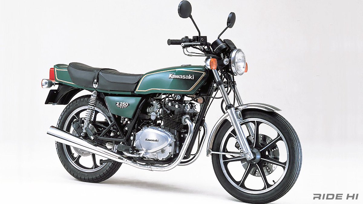 PutiMotor's tweet photo. '79〜'82 カワサキ「Z250FT」

250cc専用ツインの硬派向けスポーツ。

「角ゼット」と呼ばれた丸みを廃したスリムな燃料タンクで、テールカウルまでを含めいかにもカワサキが一目瞭然なデザイン。

両膝で挟んだ車体がスリムでコンパクトながら、軽々しい軽快感ではなく安定感に包まれた運送性で、大型バイクのようなフィーリングの質感を楽しませるスポーツ性が好評だった。

https://t.co/aYsL0iWywE