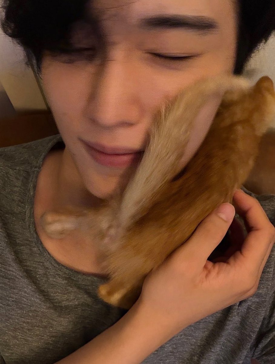 cixfixkr's tweet photo. cix current pet names 🐶🐱

byounggon - badu 🐶🐾
seunghun - shuni 🐶🐾
hyunsuk - yodeuli 🐱🤍

🥹 https://t.co/IR4FJfSAAw