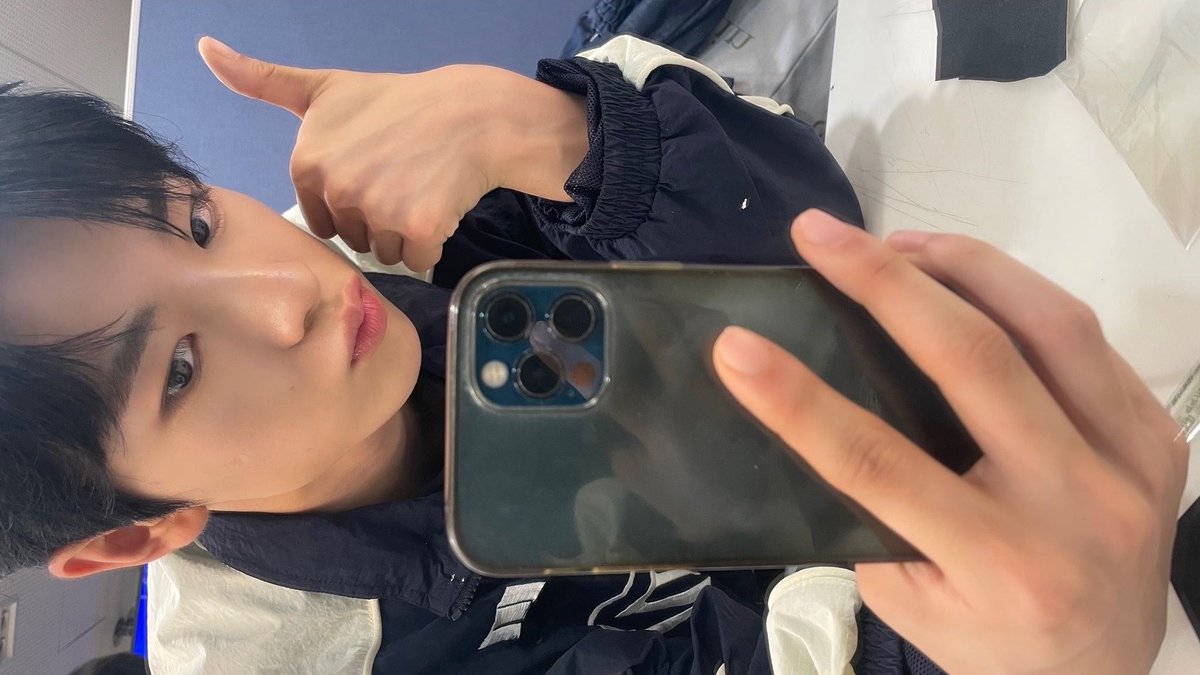 uushi_com's tweet photo. 흑발에 이런 스포티한 옷 입은 셀카 볼때마다 눈에하트나옴 https://t.co/gVpsuWFpst