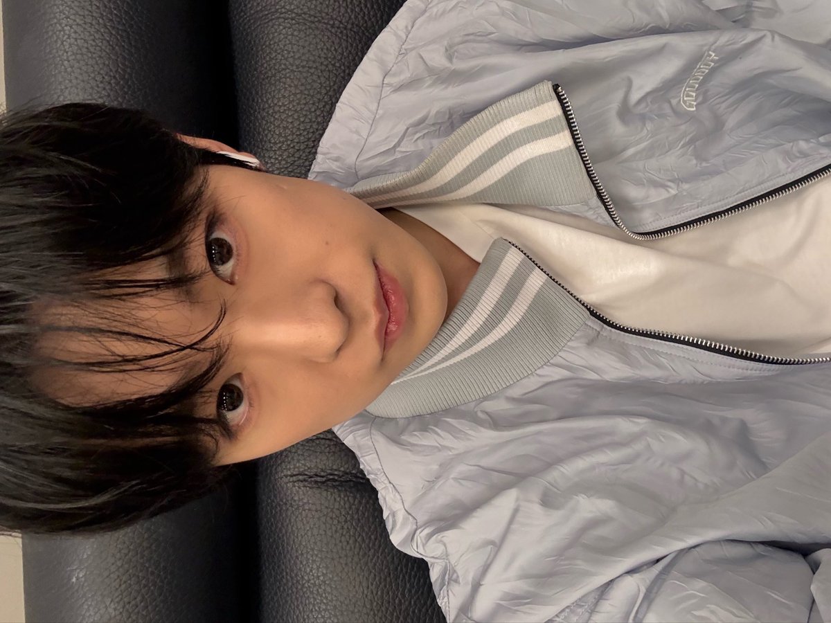 uushi_com's tweet photo. 흑발에 이런 스포티한 옷 입은 셀카 볼때마다 눈에하트나옴 https://t.co/gVpsuWFpst