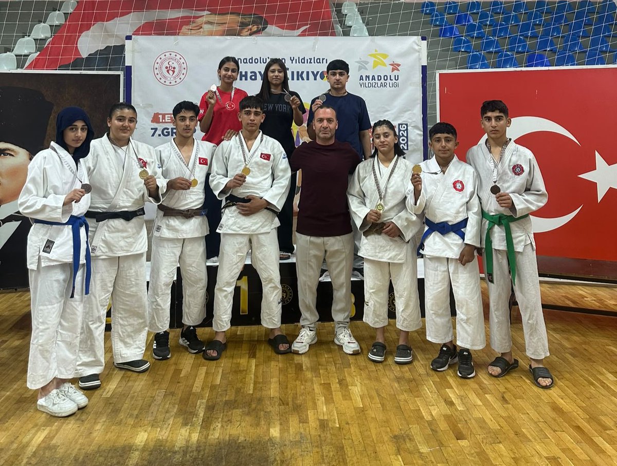 GSB_Igdir's tweet photo. 🥋🇹🇷 ANALİG Judo Müsabakalarında Iğdır’dan Büyük Başarı!

4-5 Temmuz 2026 tarihlerinde Bingöl'de düzenlenen Anadolu Yıldızlar Ligi (ANALİG) 1. Etap Judo Müsabakalarında sporcularımız önemli dereceler elde etti.

🥇 46 kg Halil İbrahim Yıldız – 1.
🥉 50 kg Ömer Panay – 3.
🥉 55 kg Yasin Ayban – 3.
🥇 60 kg Yusuf Emre Yeşilkaya – 1.
🥇 66 kg Mert Panay – 1.
🥈 81 kg Erşan Panay – 2.
🥉 44 kg Berfin Seyyar – 3.
🥈 48 kg Sudem Yücebaş – 2.
🥉 52 kg Meryem Yıldız – 3.
🥇 57 kg Merve Yıldız – 1.
🥇 70 kg Semanur Seyyar – 1.

🏆 Erkek takımımız şampiyon olarak 1., kız takımımız ise 3. oldu.

👏 Sporcularımız elde ettikleri bu başarılı sonuçlarla Mardin'de düzenlenecek ANALİG Yarı Final Müsabakaları'na katılmaya hak kazandı.

Sporcularımızı ve antrenörlerimizi tebrik ediyor, yarı final müsabakalarında başarılar diliyoruz. 🇹🇷