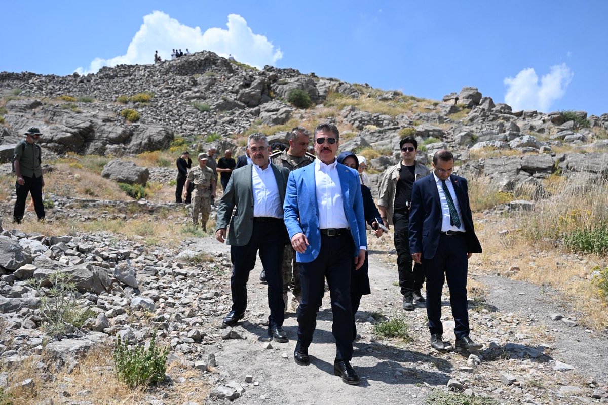 cuneytyuksel_'s tweet photo. 📍Şırnak / Cudi Dağı

Cudi Dağı’nda, Hz. Nuh’un Gemisi’nin indiğine inanılan tarihi Sefine Mevkii’nde, Şırnaklı hemşehrilerimizle birlikte öğle namazımızı eda ettik.

TBMM Başkanımız Sayın @NumanKurtulmus riyasetindeki heyetimiz ile birlikte yapımı süren Cudi Dağı Sefine Hz. Nuh Nebi Camii’nde incelemelerde bulunarak yürütülen çalışmalar hakkında bilgi aldık.

İnancın, kardeşliğin ve ortak medeniyet mirasımızın önemli sembollerinden biri olacak bu kıymetli eserin en kısa sürede tamamlanmasını temenni ediyor; emeği geçen herkese teşekkür ediyorum.