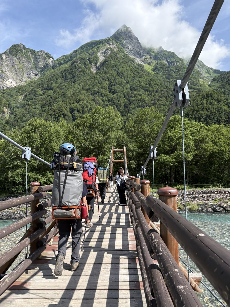 sports30114's tweet photo. 登山道整備より帰宅。
厳しい環境も楽しさに変えられる頼もしい仲間たちの後ろ姿。
運搬と整備、作業者と管理者の仲介、管理体制の構築
共に伴走できるのが我々の強みです。

自治体や登山道管理団体の皆さんへ
登山道整備の事でお困りの事あればお気軽にご相談ください。 https://t.co/PwoUroLI9u
