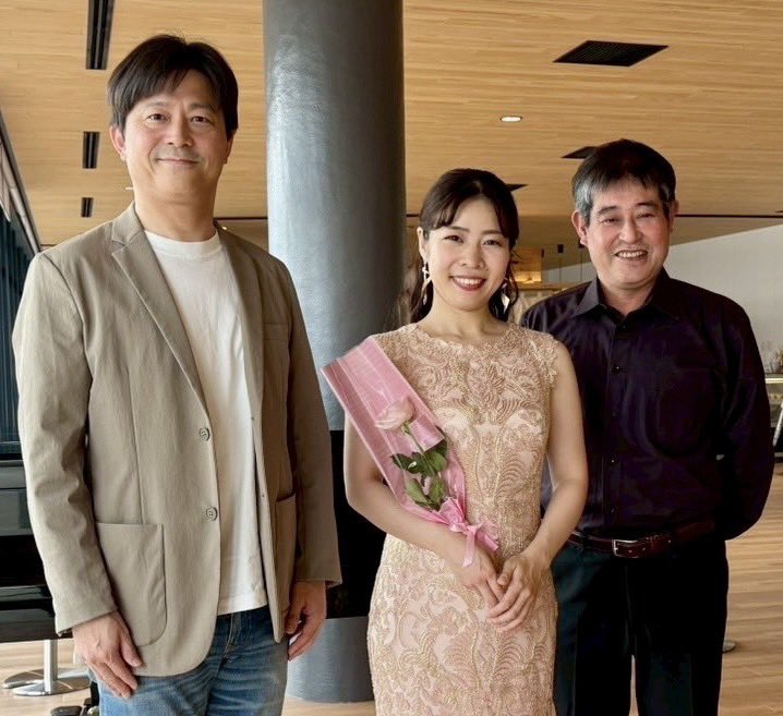 akihito_uesada's tweet photo. 松江市役所2階のだんだん（d）ピアノによるコンサートを開催しました♪

本市出身のソプラノ歌手・渡邊美沙季さんが、ピアニスト三浦芳男先生の伴奏に乗せて、素晴らしい歌声を披露してくださいました🎵

これからも本市は、「まちそのものがアート」を目指してまいります！

https://t.co/046g3kKetO https://t.co/XD2t35IFqK