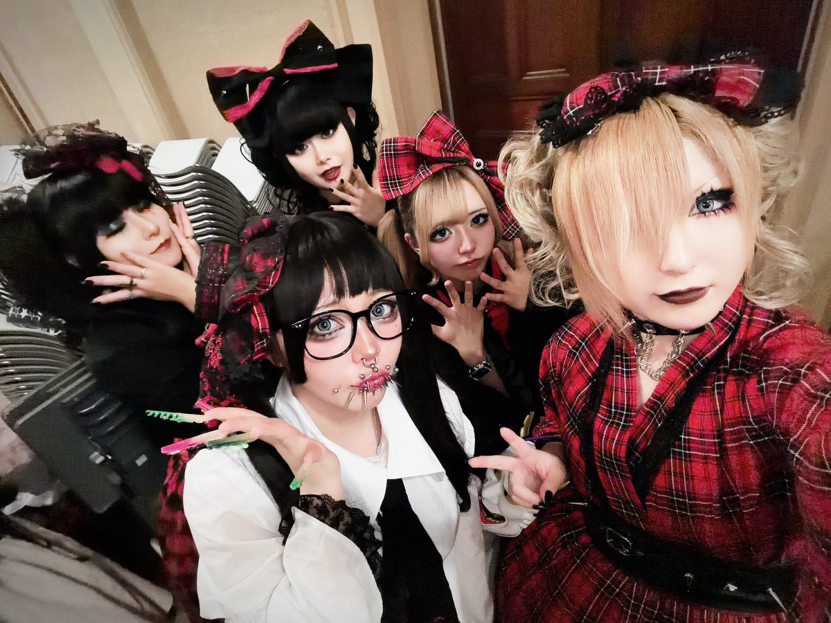 hide__serika__'s tweet photo. モデルの皆様、お手伝いのナンちゃん、そしてs'habillerのショーやお洋服、ブースにて商品を見てくださったお客様。
本当に沢山の方の支えがあっての1日でした。🥀
心からの感謝の気持ち🙏💞
これからも私は夢を追いかけ続けます。 https://t.co/NIC7DRkyjH
